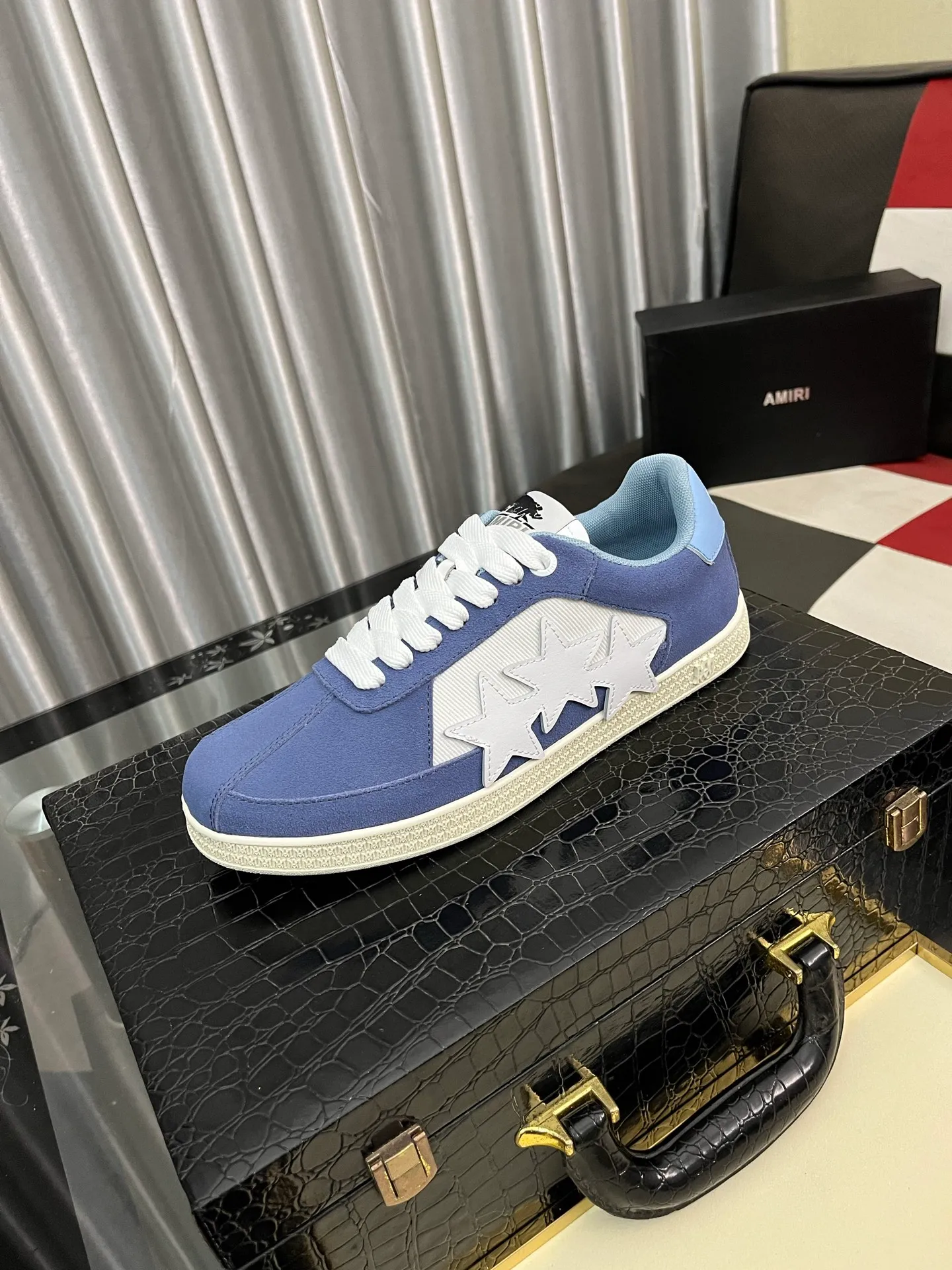 Men's shoes 💰420⌚️⌚️《AMIR*》New men's low-top casual sports sneakers bone shoes, another pair of irresistible bone shoes. Bone shoes are one of AMIRI's most popular items. They use first-layer cowhide uppers. The side bones are made of two cowhide laminations. They have a three-dimensional feel. The leather incisions are all oil-edged. Contrasting color design. Simple style. Fashionable sports. Customized metal LOGO nameplate to embellish shoelaces. Exclusive control of top version. Supports comparison. Breathable mesh lining Original rubber outsole A must-have item for daily leisure Suitable for various occasions Check it out if you are looking for high quality Super cool uppers Size: 38-445️⃣ Colors available